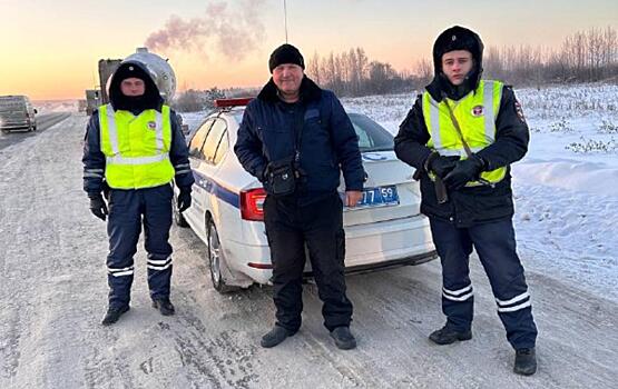 В Прикамье сотрудники Госавтоинспекции в сильный мороз пришли на помощь дальнобойщику