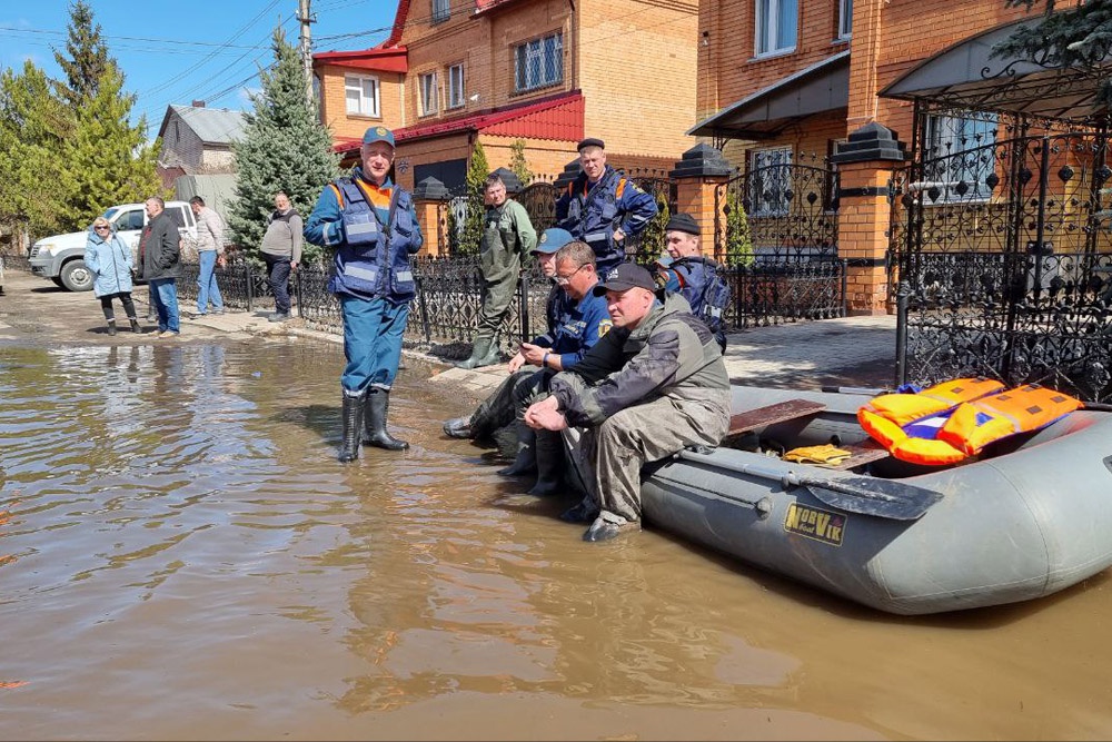 Как корреспондент «РГ» с волонтерами спасал людей в затопленном Оренбурге