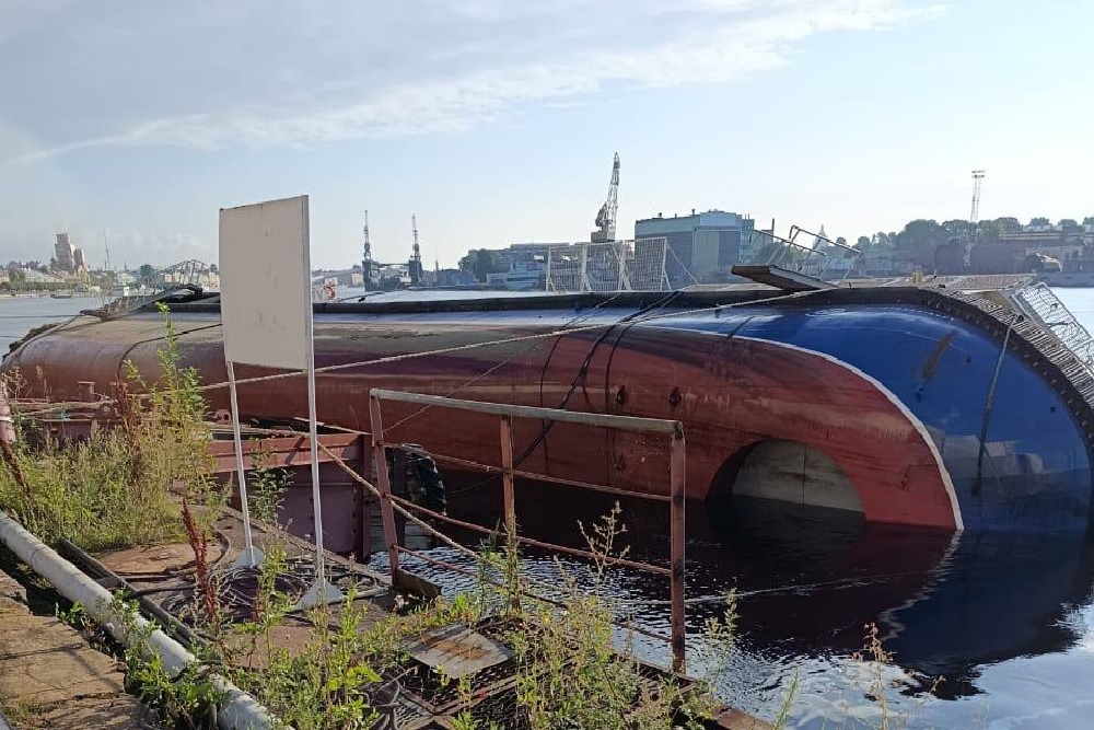 Уголовное дело возбудили после затопления буксира в Петербурге