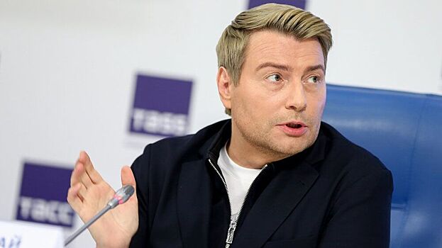 Представитель Баскова заявил, что артист перенес операцию на ноге