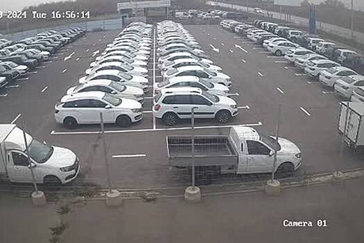 Российский автомобилист на скорости врезался в забор, вылетел из машины и попал на видео