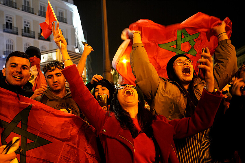 Фанаты сборной Марокко празднуют победу над сборной Испании на чемпионате мира в Катаре на площади Пуэрта-дель-Соль в Мадриде, Испания, 6 декабря 2022 года