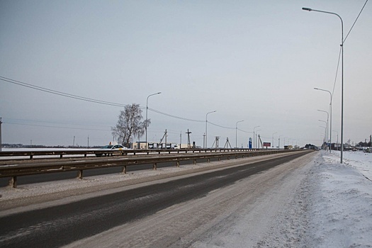 Две легковушки влетели в грузовики на тюменских трассах: один из пострадавших находится в тяжелом состоянии