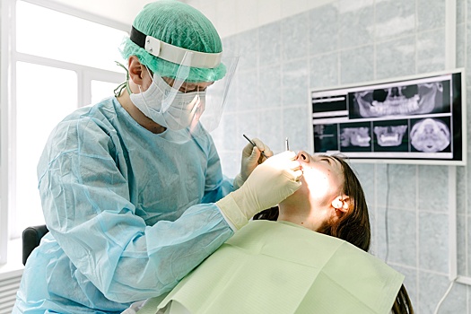 Врачи и слесари попали в рейтинг профессий с зарплатой от 500 тысяч рублей