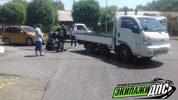 В Приморье мотоциклист врезался в авто, которое буксировало другую машину