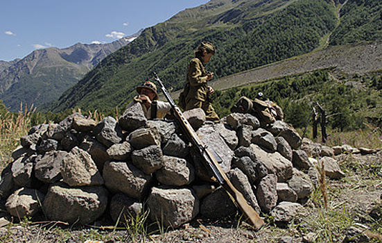 Реконструкцию боя в Приэльбрусье провели участники фестиваля "Заоблачный фронт"