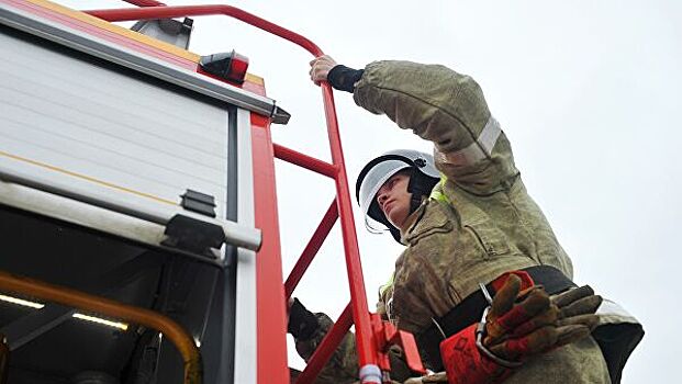 Пожарные объяснили, почему долго спасали мужчину с балкона в Новгороде