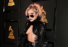 Латекс, кожа, цепи и шипы: Леди Гага появилась на дорожке «Грэмми» с голой грудью