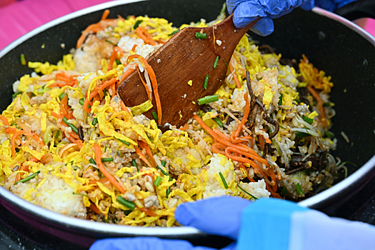 В Москве открылся ресторан северокорейской кухни с SHAMAN по телевизору