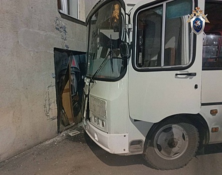 Водитель въехавшего в стену здания в Дзержинске автобуса находится в реанимации