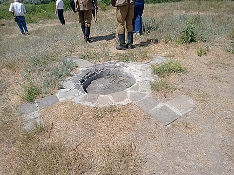 В Ростове на вершине кургана обнаружили ритуальную свастику из камней