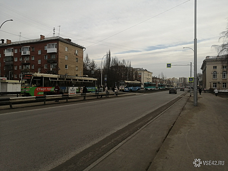 Шесть трамваев встали возле кемеровской площади
