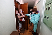 Волонтеры запада Москвы продолжают помогать пожилым жителям округа