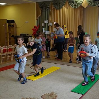 Госавтоинспекторы Красногорска провели для дошкольников тематическое занятие “Светофор собирает друзей”