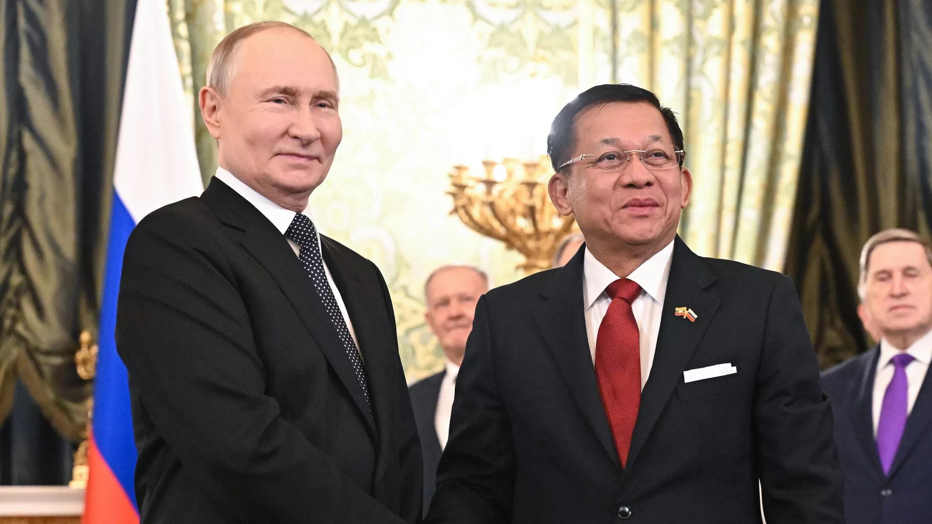 Премьер Мьянмы подарил Путину книгу с предсказанием об отношениях с РФ