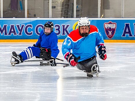 В Ледовом дворце «Армада» прошла показательная тренировка детской слэдж-хоккейной команды «Умка»