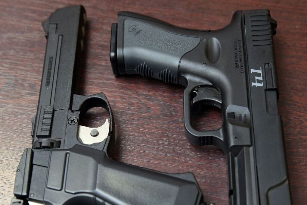 Набитый оружием грузовик остановили на въезде в уральскую колонию