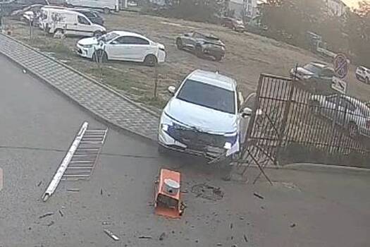 В российском городе произошло ДТП из-за посадившей ребенка за руль матери