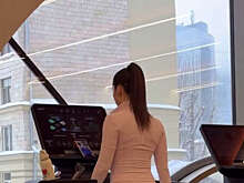 Певица Нюша в велосипедках снялась на тренировке