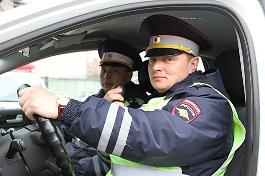 Тюменские автоинспекторы рассказали, как спасли спящего тюменца из горящего дома на Интернациональной