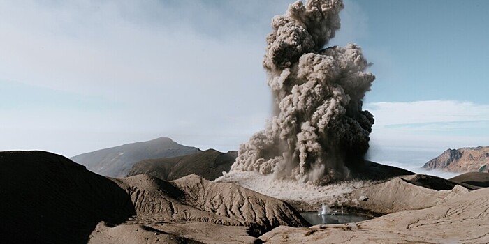 На Камчатке ветер поднял пепел с вулкана Шивелуч на высоту до 2 км