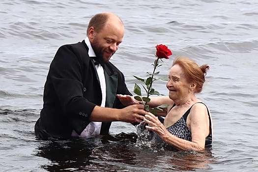 Пенсионерка в Петрозаводске отметила 99-летие заплывом в Онежском озере