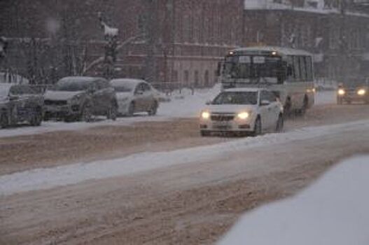 Водителей Барнаула просят пересесть на автобусы из-за непогоды