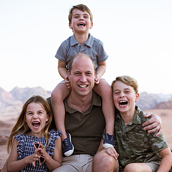 Принц Уильям с детьми поздравляют всех с Днём отца