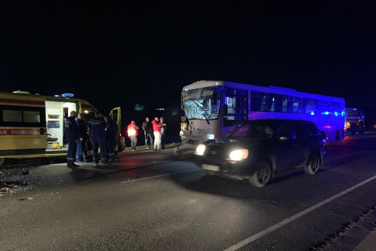 Пять человек пострадали из-за столкновения автобуса, КАМАЗа и легковушки в Саратове