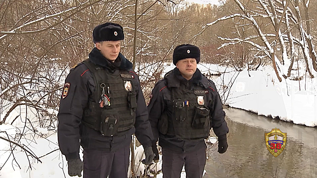 Полицейские достали из реки на западе Москвы 78-летнюю пенсионерку, спасавшую свою собаку