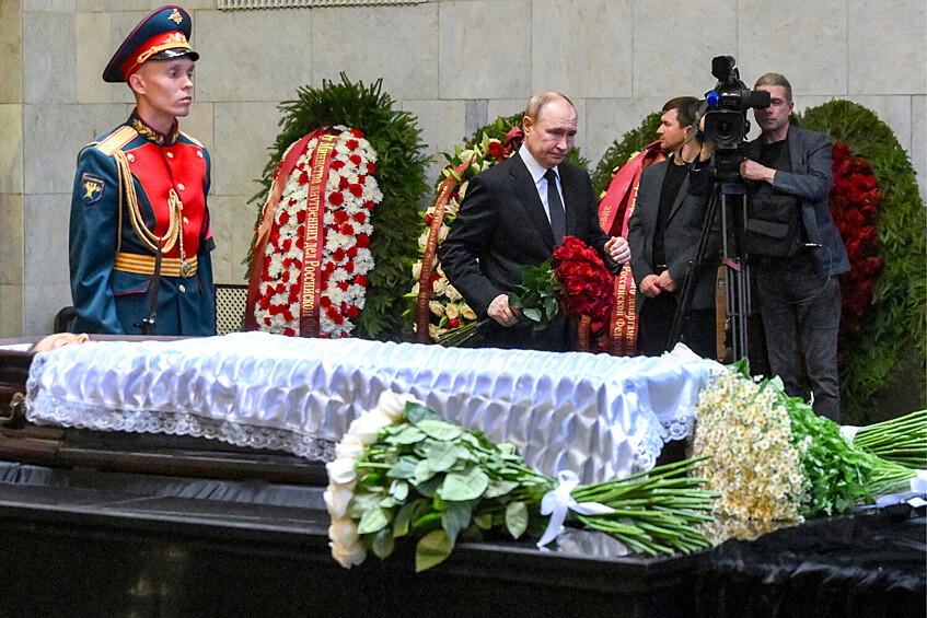 Президент РФ Владимир Путин на церемонии прощания с председателем Верховного суда РФ Ириной Подносовой в траурном зале ЦКБ Управления делами президента РФ в Москве, 24 июля 2025 года