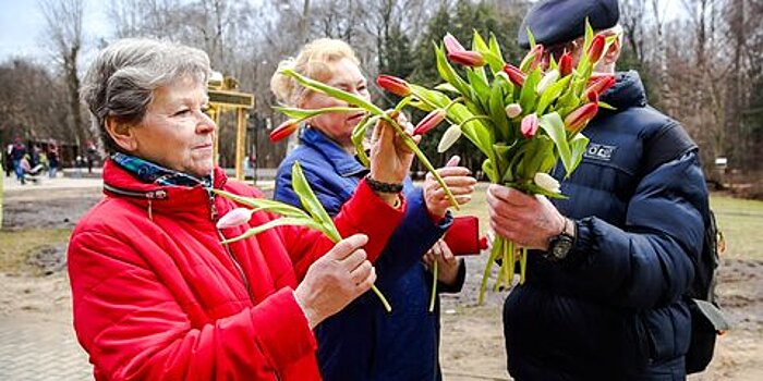 Москва онлайн покажет, как мужчины дарят женщинам цветы на улицах города