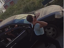 Битой по мужчине, по чужой машине. В Магадане сняли на видео процесс выбивания долгов