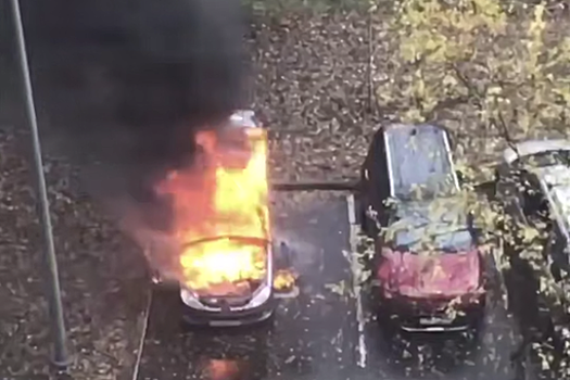 В Москве на видео попал вспыхнувший на парковке автомобиль