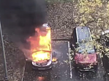 В Москве на видео попал вспыхнувший на парковке автомобиль
