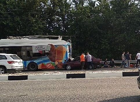 В Крыму легковой автомобиль столкнулся с троллейбусом