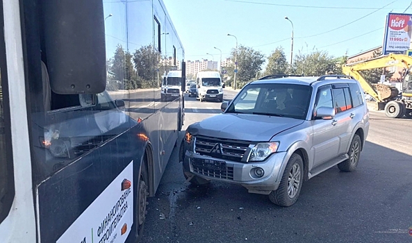 Момент ДТП с автобусом в Советском районе Волгограда попал на видео