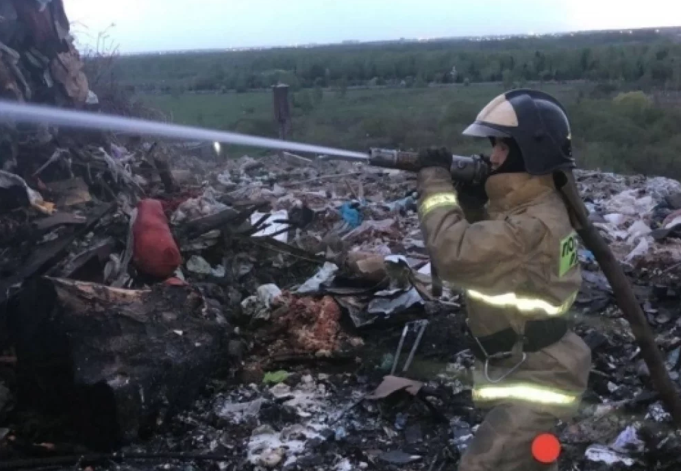 Власти НСО сообщили, сколько еще будут тушить пожар на мусорном полигоне