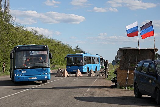 Колонна с пленными националистами проехала мимо флагов РФ и ДНР