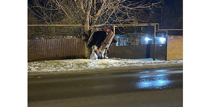 В Новошахтинске машина влетела в дерево и сбила пешехода