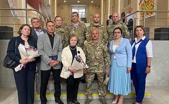 Хинштейн вручил курянам медаль «Отец солдата»