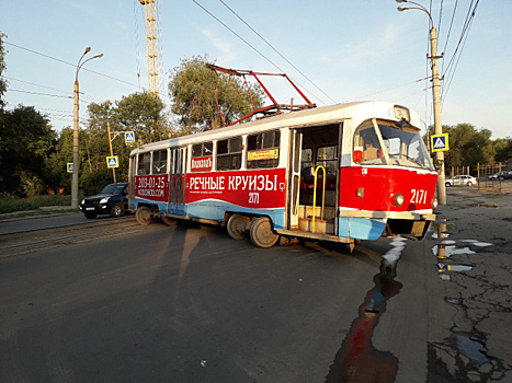 Самарский дрифт: на проспекте Кирова трамвай сошел с рельсов