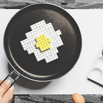 Блогер создал робота из LEGO, который умеет кормить завтраками