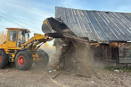 Приставы снесли дом россиянина и обязали его заплатить за это