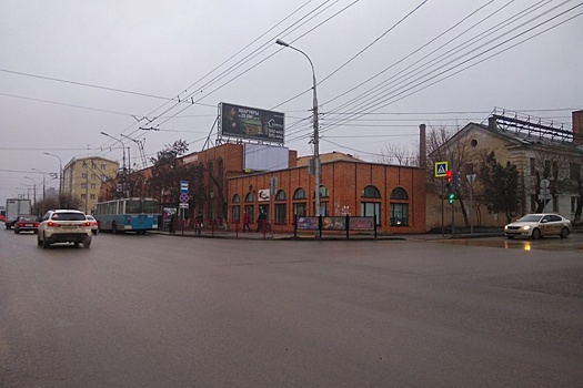 Волгоградский ТЮЗ не смог избавиться от дикой парковки у входа в театр