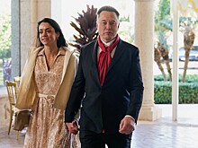 Возлюбленная Илона Маска пришла на свадьбу в золотом платье с вырезом