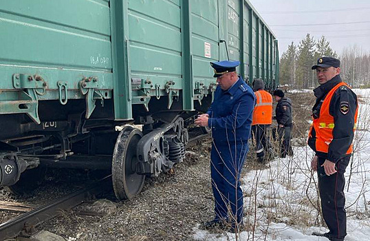 В ХМАО два грузовых вагона сошли с рельсов