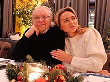 Марк на дедушку похож? Стеша Маликова показала новогодние семейные фото