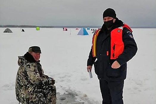 Подмосковные спасатели рассказали рыбакам, как распознать хрупкий лед