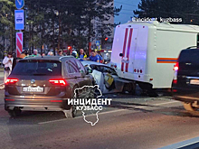 Четыре автомобиля и автобус МЧС попали в ДТП на улице Кемерова